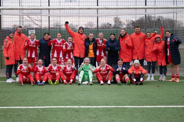 Winner photo, Team photo, Team photo, Cheering, Borussia Moenchengladbach FC Bayern Muenchen II, Football, 2 Bundesliga Women, Matchday 17, 15 02 2026 Moenchengladbach North Rhine-Westphalia Germany Copyright: xkolbert-press MarkusxVerwimpx