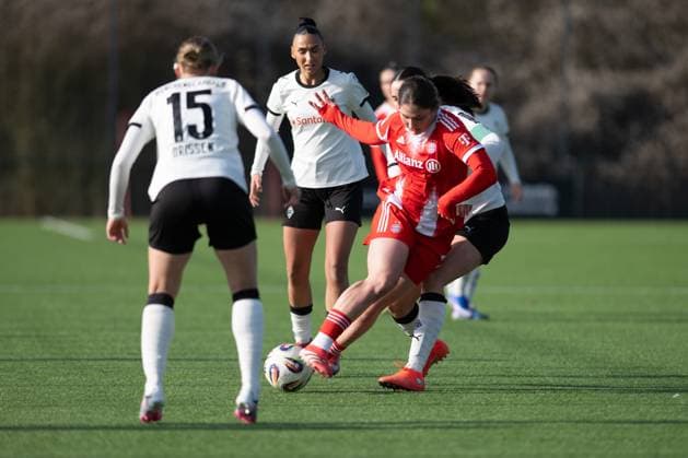 Elira Terakaj 7 FC Bayern Muenchen is attacked by Sam Drissen 15 Borussia Moenchengladbach , Miray Cin 10 Borussia Moenchengladbach and Maresa Arici 26 Borussia Moenchengladbach , Borussia Moenchengladbach FC Bayern Muenchen II, Soccer, 2 Bundesliga Women, Matchday 17, 15 02 2026 Moenchengladbach North Rhine-Westphalia Germany Copyright: xkolbert-press MarkusxVerwimpx