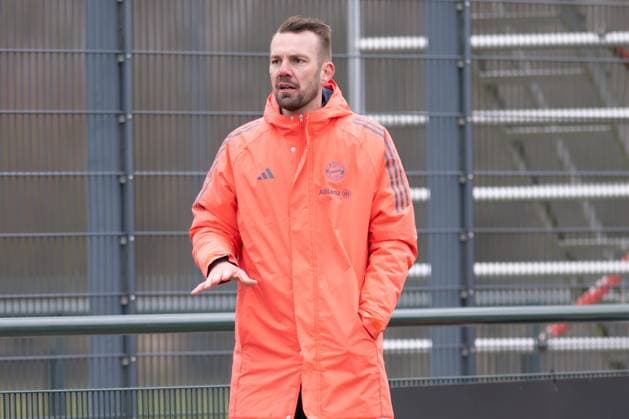 Jerome Reisacher FC Bayern Muenchen on the touchline, Borussia Moenchengladbach FC Bayern Muenchen II, Soccer, 2 Bundesliga Women, Matchday 17, 15 02 2026 Moenchengladbach North Rhine-Westphalia Germany Copyright: xkolbert-press MarkusxVerwimpx