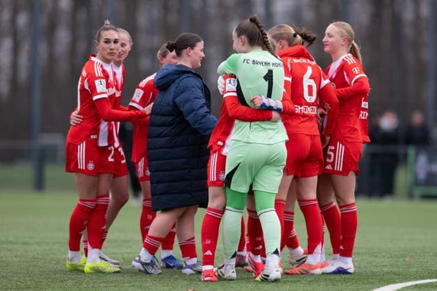 FC Bayern team celebrates victory, Borussia Moenchengladbach FC Bayern Muenchen II, Soccer, 2 Bundesliga Women, Matchday 17, 15 02 2026 Moenchengladbach Nordrhein Westfalen Germany Copyright: xkolbert-press MarkusxVerwimpx