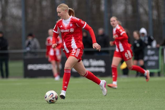 Luzie Zaehringer 5 FC Bayern Muenchen on the ball, Borussia Moenchengladbach FC Bayern Muenchen II, Soccer, 2 Bundesliga Women, Matchday 17, 15 02 2026 Moenchengladbach Nordrhein Westfalen Germany Copyright: xkolbert-press MarkusxVerwimpx