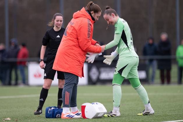 Sophie Klein 1 FC Bayern Muenchen needs help putting on the goalkeeper gloves, Borussia Moenchengladbach FC Bayern Muenchen II, Soccer, 2 Bundesliga Women, Matchday 17, 15 02 2026 Moenchengladbach Nordrhein Westfalen Germany Copyright: xkolbert-press MarkusxVerwimpx