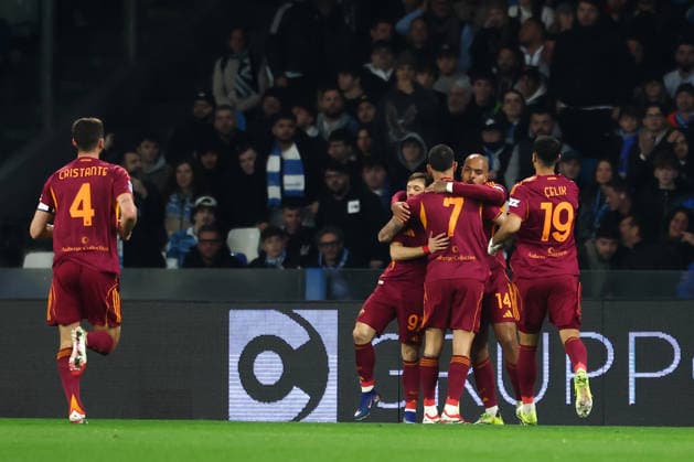Donyell Malen of AS Roma celebrates with team mates after scoring the goal of 0-1 during the Serie A 2025 2026 football match between SSC Napoli and AS Roma at Diego Armando Maradona stadium in Naples (Italy), February 15, 2026. cesarexpurini