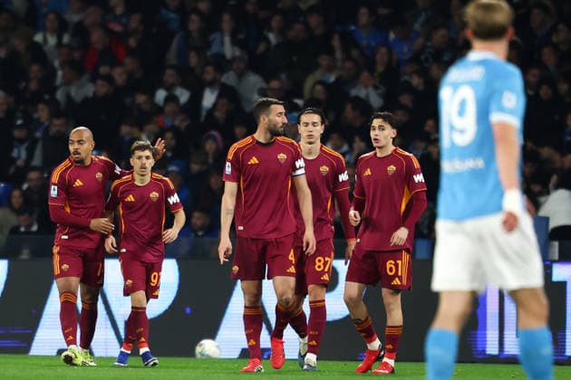 Donyell Malen of AS Roma celebrates with Bryan Zaragoza and team mates after scoring the goal of 0-1 during the Serie A 2025 2026 football match between SSC Napoli and AS Roma at Diego Armando Maradona stadium in Naples (Italy), February 15, 2026. cesarexpurini