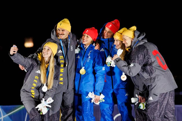 OLYMPICS - Winter Olympic Games, Olympische Spiele, Olympia, OS Milano Cortina 2026 CORTINA D AMPEZZO,ITALY,15.FEB.26 - OLYMPICS, SKELETON - Winter Olympic Games Milano Cortina 2026, mixed team, medal ceremony. Image shows Susanne Kreher, Axel Jungk (GER), Tabitha Stoeckert, Matt Weston (GBR), Jacqueline Pfeifer, Christopher Grotheer (GER). Keywords: medal.  GEPAxpictures xMaticxKlansek