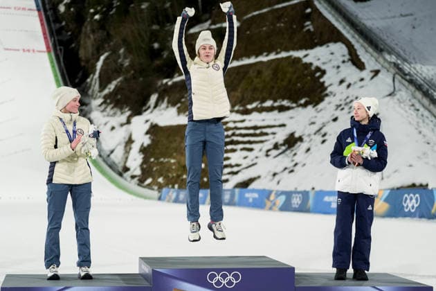 Winter Olympics in Milan Cortina 2026 Val di Fiemme, Italy 20260215. Anna Odine Strom with the gold medal on the podium after jumping the women s large hill in the Predazzo Ski jumping, Skispringen, Ski, nordisch Stadium during the Winter Olympics in Milano Cortina 2026. Photo: Terje Pedersen NTB Val di Fiemme Italy EDITORIAL USE ONLY. RESTRICTED USE FOR BETTING COMPANIES Ref:_SPOiKCja2z5DjQ.jpg *** Winter Olympics in Milan Cortina 2026 Val di Fiemme, Italy 20260215 Anna Odine Strom with the gold medal on the podium after jumping the women s large hill in the Predazzo Ski Jumping Stadium during the Winter Olympics in Milan Cortina 2026 Photo Terje Pedersen NTB Val di Fiemme Italy EDITORIAL USE ONLY RESTRICTED USE FOR BETTING COMPANIES  Copyright: xTerjexPedersenx xNTBx