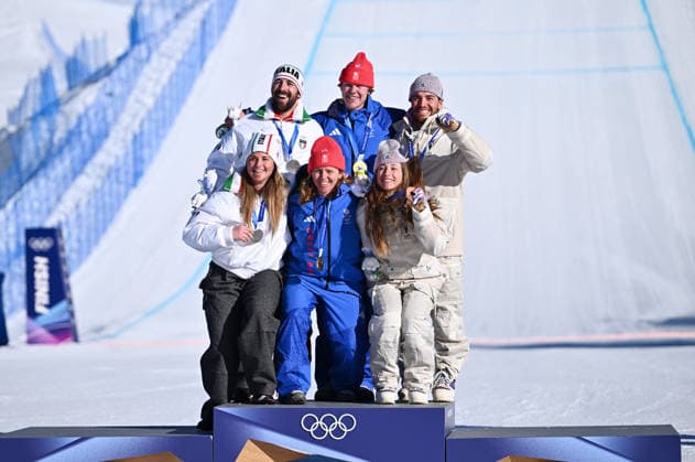 (260215) -- LIVIGNO, Feb. 15, 2026 -- Gold medalists Huw Nightingale Charlotte Bankes of Team Britain 1 (C), silver medalists Lorenzo Sommariva Michela Moioli of Team Italy 1 (L), and bronze medalists Loan Bozzolo Lea Casta of Team France 2 pose for photos during the awarding ceremony of the mixed team snowboard cross at the Milan-Cortina 2026 Olympic Winter games, Winterspiele,Spiele, Summer games in Livigno, Italy, Feb. 15, 2026. ) (MICO2026)ITALY-LIVIGNO-OLYMPIC WINTER GAMES-MIXED TEAM SNOWBOARD CROSS ZhangxHongxiang 