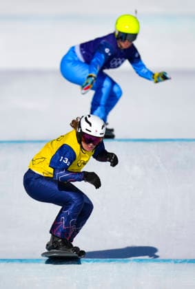 (260215) -- LIVIGNO, Feb. 15, 2026 -- Charlotte Bankes (front) of Team Britain 1 competes during the mixed team snowboard cross big final at the Milan-Cortina 2026 Olympic Winter games, Winterspiele,Spiele, Summer games in Livigno, Italy, Feb. 15, 2026. ) (MICO2026)ITALY-LIVIGNO-OLYMPIC WINTER GAMES-MIXED TEAM SNOWBOARD CROSS XiaxYifang 