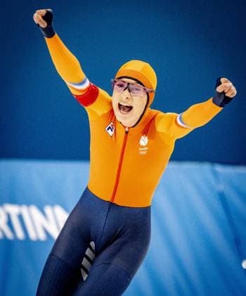 MILAN - Femke Kok became the first Dutch speed skater to win gold in the 500 meters at the Olympic Games, Olympische Spiele, Olympia, OS The 25-year-old Frisian won the shortest distance at the Milano Speed skating, Eisschnelllauf Stadium in an Olympic record time of 36.49. Jutta Leerdam, after winning gold in the 1000 meters, skated to silver in 37.15. ROBIN UTRECHT ANP netherlands out - belgium out xVIxxIVx 550808176 originalFilename: 550808176.jpg