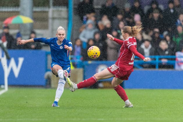 Ellie Carpenter of Chelsea plays a pass as Ceri Holland of Liverpool closes in during the Women s Super League match between Chelsea Women and Liverpool Women at the Kingsmeadow Stadium, Kingston, England on 15 February 2026. Copyright: xGrantxWinterx 44550066