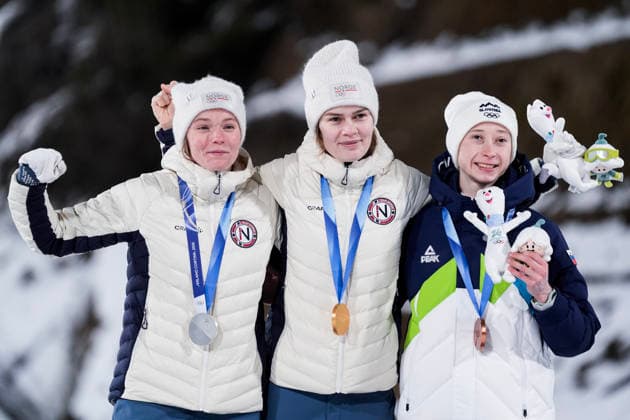 Winter Olympics in Milan Cortina 2026 Val di Fiemme, Italy 20260215. Anna Odine Strom with the gold medal on the podium after jumping the women s large hill in the Predazzo Ski jumping, Skispringen, Ski, nordisch Stadium during the Winter Olympics in Milano Cortina 2026. Photo: Terje Pedersen NTB Val di Fiemme Italy EDITORIAL USE ONLY. RESTRICTED USE FOR BETTING COMPANIES Ref:_SPOHEpzS5KbbqA.jpg *** Winter Olympics in Milan Cortina 2026 Val di Fiemme, Italy 20260215 Anna Odine Strom with the gold medal on the podium after jumping the women s large hill in the Predazzo Ski Jumping Stadium during the Winter Olympics in Milan Cortina 2026 Photo Terje Pedersen NTB Val di Fiemme Italy EDITORIAL USE ONLY RESTRICTED USE FOR BETTING COMPANIES  Copyright: xTerjexPedersenx xNTBx