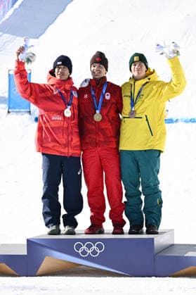 (L-R) Ikuma Hiroshima (JPN), Mikael Kingsbury (CAN), Matt GRAHAM (AUS), FEBRUARY 15, 2026 - Freestyle Skiing : Men s Dual Moguls Medal ceremony during the Milano Cortina 2026 Olympic Winter games, Winterspiele,Spiele, Summer games at Livigno Aerials and Moguls Park in Livigno, Italy.  aflo_319989742
