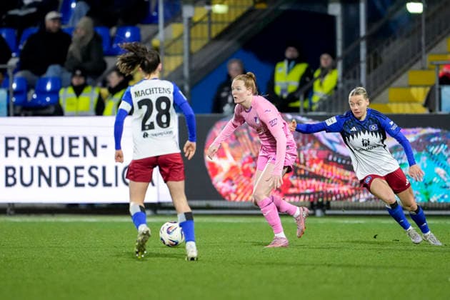 v li Pauline Machtens HSV, 28 , Nikee van Dijk TSG, 25 , Sophie Hillebrand HSV, 22 , duel, duel scene, duel, tackle, tackling, dynamics, action, action, 15 02 2026, Sinsheim Hoffenheim Germany , Football, Google Pixel Women Bundesliga, TSG 1899 Hoffenheim Hamburger SV, DFB DFL REGULATIONS PROHIBIT ANY USE OF PHOTOGRAPHS AS IMAGE SEQUENCES AND OR QUASI VIDEO xozx