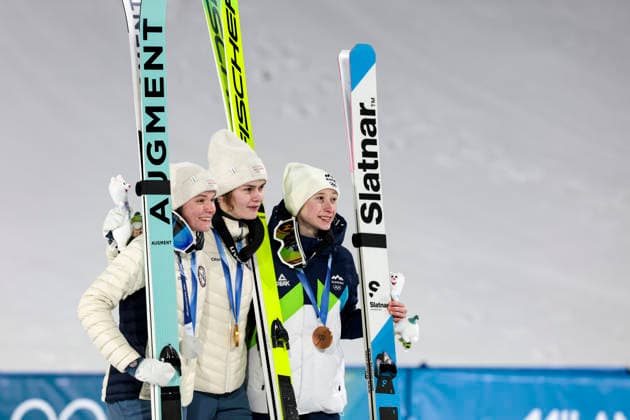 OLYMPICS - Winter Olympic Games, Olympische Spiele, Olympia, OS Milano Cortina 2026 PREDAZZO,ITALY,15.FEB.26 - OLYMPICS, Ski jumping, Skispringen, Ski, nordisch - Winter Olympic Games Milano Cortina 2026, large hill, women, medal ceremony. Image shows the rejoicing of Eirin Maria Kvandal, Anna Odine Stroem (NOR) and Nika Prevc (SLO). Keywords: medal, mascot.  GEPAxpictures xMatthiasxTrinkl
