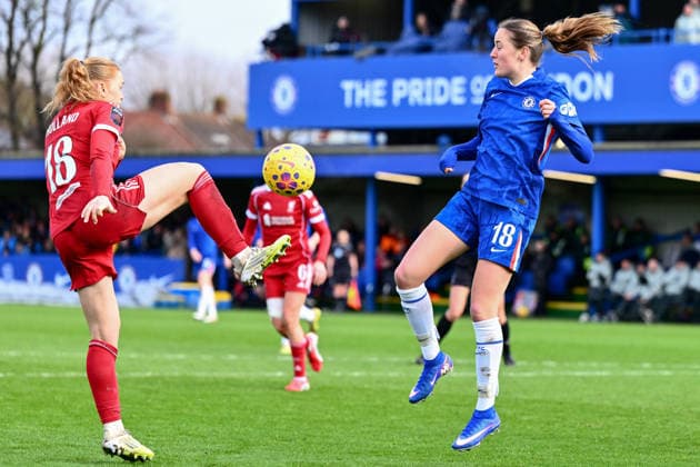 Ceri Holland (18 Liverpool) and Wieke Kaptein (18 Chelsea) in action during the Barclays Women s Super League match between Chelsea and Liverpool at Kingsmeadow on February 15, 2026 in Kingston upon Thames, England. (Photo by Yaroslav Dunka Sports Press Photo) Copyright: xYaroslavxDunkax xSPPx Sportspressphoto_SPR93325