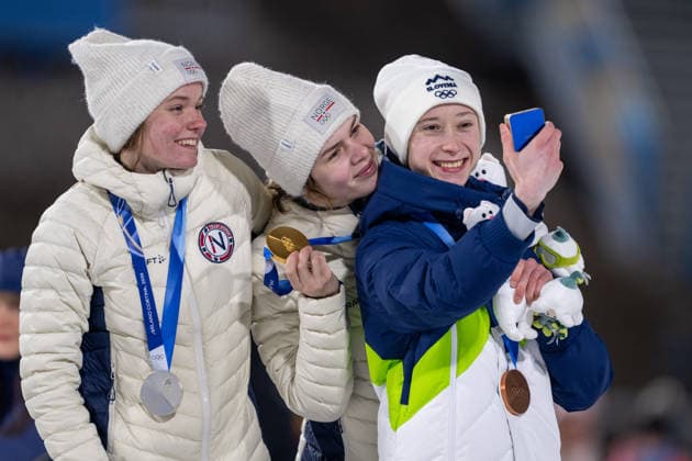 OLYMPICS - Winter Olympic Games, Olympische Spiele, Olympia, OS Milano Cortina 2026 PREDAZZO,ITALY,15.FEB.26 - OLYMPICS, Ski jumping, Skispringen, Ski, nordisch - Winter Olympic Games Milano Cortina 2026, large hill, women, medal ceremony. Image shows the podium: Eirin Maria Kvandal, Anna Odine Stroem (NOR) and Nika Prevc (SLO).  GEPAxpictures xOliverxLerch