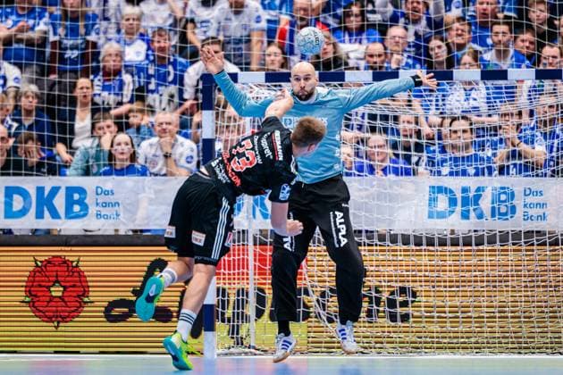 f l Viggo Kristjansson HC Erlangen, 73 , Urh Kastelic TBV Lemgo Lippe, 99 on 7-meter throw GER, TBV Lemgo Lippe vs HC Erlangen, Handball, 1 Bundesliga, Matchday 21, Season 2025 2026, 15 02 2026 Lemgo Copyright: xJanxRollingerx