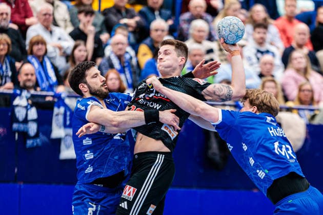 v l Tim Suton TBV Lemgo Lippe, 23 , Viggo Kristjansson HC Erlangen, 73 , Lukas Hutecek TBV Lemgo Lippe, 02 GER, TBV Lemgo Lippe vs HC Erlangen, Handball, 1 Bundesliga, Matchday 21, Season 2025 2026, 15 02 2026 GER, TBV Lemgo Lippe vs HC Erlangen, Handball, 1 Bundesliga, Matchday 21, Season 2025 2026, 15 02 2026 Lemgo Copyright: xEibner-Pressefoto JanxRollingerx EP_JSK