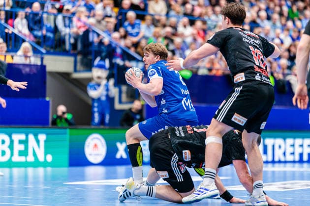 v l Lukas Hutecek TBV Lemgo Lippe, 02 , Maciej Gebala HC Erlangen, 77 , Florian Scheerer HC Erlangen, 10 GER, TBV Lemgo Lippe vs HC Erlangen, Handball, 1 Bundesliga, Matchday 21, Season 2025 2026, 15 02 2026 GER, TBV Lemgo Lippe vs HC Erlangen, Handball, 1 Bundesliga, Matchday 21, Season 2025 2026, 15 02 2026 Lemgo Copyright: xEibner-Pressefoto JanxRollingerx EP_JSK
