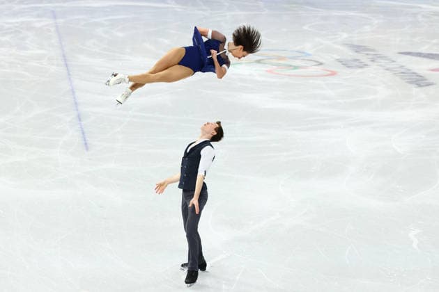February 15, 2026, Milan, Lombardy, Italy: CAMILLE KOVALEV and PAVEL KOVALEV of France skate their short program in the Pairs of the Figure skating, Eiskunstlauf at the Milano Cortina 2026 Winter Olympic Games, Olympische Spiele, Olympia, OS Milan Italy - ZUMAc179 20260215_oly_c179_080 Copyright: xMickaelxChavetx