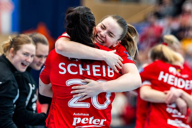 15 02 2026, GER, Handball, Women, Season 2025 2026, EHF European League , Group stage, Thueringer HC Motherson Mosonmagyarovari KC Thüringer HC wins their home match against Motherson Mosonmagyarovari KC with 34 24, in the picture Anna Szabo Thueringer HC,26 cheers together with Jana Scheib Thueringer HC,20 99947 Bad Langensalza Salza Halle Sporthalle Mehrz Thüringen Germany