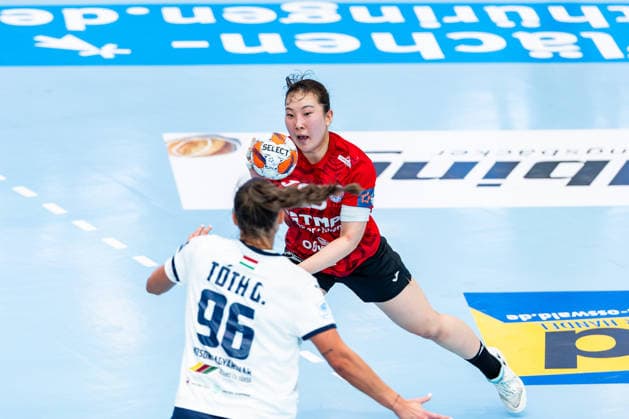 15 02 2026, GER, Handball, Women, Season 2025 2026, EHF European League , Group stage, Thueringer HC Motherson Mosonmagyarovari KC Natsuki Aizawa Thueringer HC,23 , Gabriella Toth Motherson Mosonmagyarovari KC 99947 Bad Langensalza Salza Halle Sporthalle Mehrz Thüringen Germany
