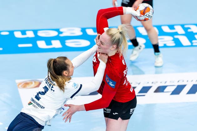 15 02 2026, GER, Handball, Women, Season 2025 2026, EHF European League , Group stage, Thueringer HC Motherson Mosonmagyarovari KC Eszter Toth Motherson Mosonmagyarovari KC , Johanna Reichert Thueringer HC,29 99947 Bad Langensalza Salza Halle Sporthalle Mehrz Thüringen Germany