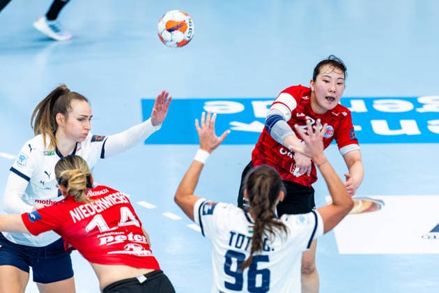 15 02 2026, GER, Handball, Women, Season 2025 2026, EHF European League , Group stage, Thueringer HC Motherson Mosonmagyarovari KC Natsuki Aizawa Thueringer HC,23 99947 Bad Langensalza Salza Halle Sporthalle Mehrz Thüringen Germany