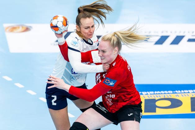 15 02 2026, GER, Handball, Women, Season 2025 2026, EHF European League , Group stage, Thueringer HC Motherson Mosonmagyarovari KC Eszter Toth Motherson Mosonmagyarovari KC , Johanna Reichert Thueringer HC,29 99947 Bad Langensalza Salza Halle Sporthalle Mehrz Thüringen Germany