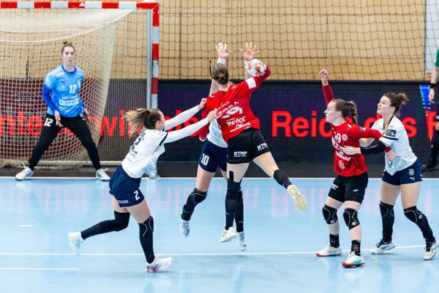 15 02 2026, GER, Handball, Women, Season 2025 2026, EHF European League , Group stage, Thueringer HC Motherson Mosonmagyarovari KC Csenge Kuczora Thueringer HC,59 , Eszter Toth Motherson Mosonmagyarovari KC 99947 Bad Langensalza Salza Halle Sporthalle Mehrz Thüringen Germany