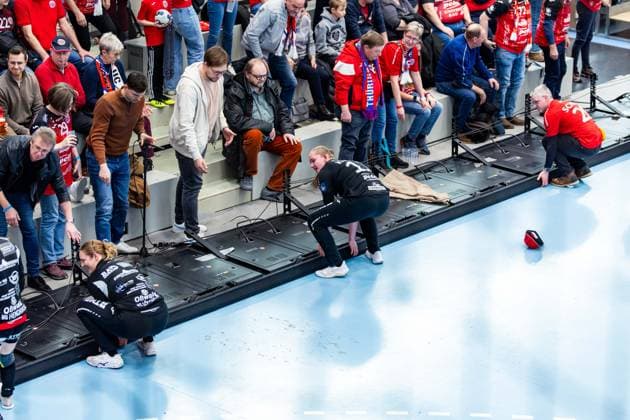 15 02 2026, GER, Handball, Women, Season 2025 2026, EHF European League , Group stage, Thueringer HC Motherson Mosonmagyarovari KC During the half-time break, the entire advertising board in the hall toppled over, even Laura Kuske Thueringer HC,11 and Christina Loevgren Hallberg Thueringer HC,1 help 99947 Bad Langensalza Salza Halle Sporthalle Mehrz Thüringen Germany
