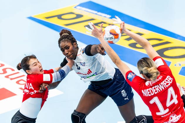15 02 2026, GER, Handball, Women, Season 2025 2026, EHF European League , Group stage, Thueringer HC Motherson Mosonmagyarovari KC Natsuki Aizawa Thueringer HC,23 , Laetitia Quist Motherson Mosonmagyarovari KC , Anika Niederwieser Thueringer HC,14 99947 Bad Langensalza Salza Halle Sporthalle Mehrz Thüringen Germany