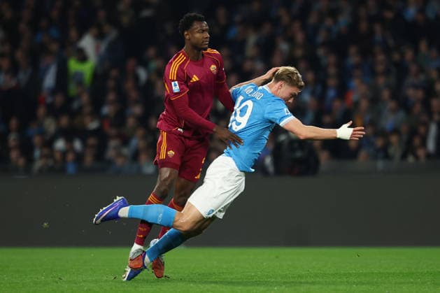 Evan Ndicka of AS Roma and Rasmus Hojlund of SSC Napoli battle during the Serie A 2025 2026 football match between SSC Napoli and AS Roma at Diego Armando Maradona stadium in Naples (Italy), February 15, 2026. cesarexpurini