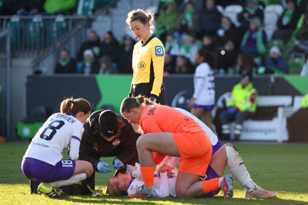 Wolfsburg, Germany February 15, 2026 1 Frauenbundesliga 2025 2026 VfL Wolfsburg vs SGS Essen In the picture Lany Mia Bäcker Baecker SGS injured on the pitch and receiving medical treatment Copyright: HMBxMedia MadeleinexFantini