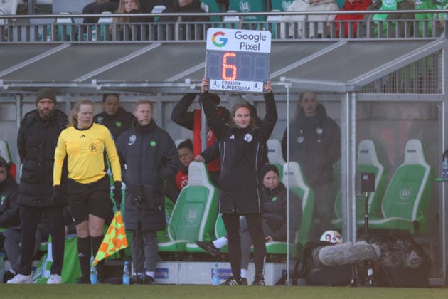 Wolfsburg, Germany 15 February 2026 1 Womens Bundesliga 2025 2026 VfL Wolfsburg vs SGS Essen In the picture symbol image 6 minutes injury time Copyright: HMBxMedia MadeleinexFantini