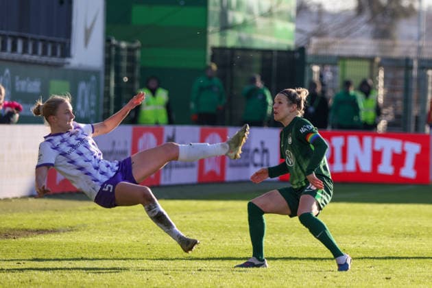Wolfsburg, Germany February 15, 2026 1 Frauenbundesliga 2025 2026 VfL Wolfsburg vs SGS Essen In the picture from left in the duel Paula Flach SGS and Svenja Huth VfL Copyright: HMBxMedia MadeleinexFantini