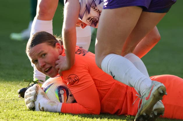 Wolfsburg, Germany 15 February 2026 1 Frauenbundesliga 2025 2026 VfL Wolfsburg vs SGS Essen In the picture goalkeeper Kim Sindermann SGS holds the ball and prevents a goal for Wolfsburg Copyright: HMBxMedia MadeleinexFantini