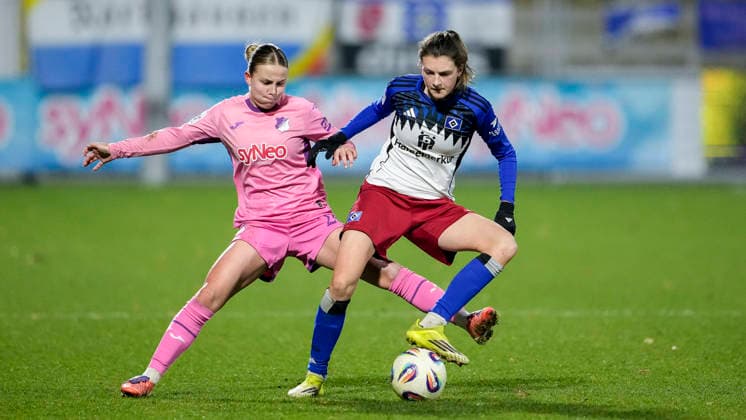 v li Laura Gloning TSG, 20 , Lotta Wrede HSV, 32 , duel, duel, tackle, tackling, dynamics, action, action, 15 02 2026, Sinsheim Hoffenheim Germany , Football, Google Pixel Women Bundesliga, TSG 1899 Hoffenheim Hamburger SV, DFB DFL REGULATIONS PROHIBIT ANY USE OF PHOTOGRAPHS AS IMAGE SEQUENCES AND OR QUASI VIDEO xozx