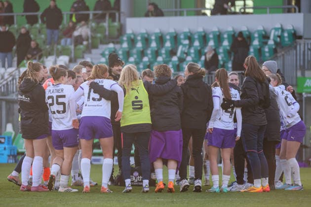 Wolfsburg, Germany 15 February 2026 1 Frauenbundesliga 2025 2026 VfL Wolfsburg vs SGS Essen In the picture The SGS Essen players form a team circle and celebrate after the draw against Wolfsburg Copyright: HMBxMedia MadeleinexFantini