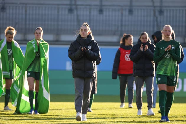 Wolfsburg, Germany 15 February 2026 1 Frauenbundesliga 2025 2026 VfL Wolfsburg vs SGS Essen Pictured from left Sophia Kleinherne VfL and Ella Peddemors VfL disappointed after the draw against SGS Essen at the final round with their teammates Copyright: HMBxMedia MadeleinexFantini