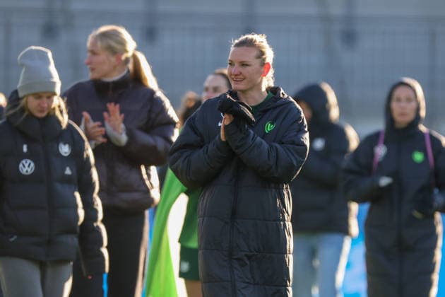 Wolfsburg, Germany February 15, 2026 1 Frauenbundesliga 2025 2026 VfL Wolfsburg vs SGS Essen In the picture Alexandra Popp VfL at the final round after the draw against SGS Essen Copyright: HMBxMedia MadeleinexFantini