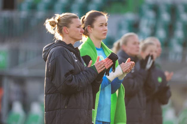 Wolfsburg, Germany 15 February 2026 1 Frauenbundesliga 2025 2026 VfL Wolfsburg vs SGS Essen In the picture from left Alexandra Popp VfL and goalkeeper Stina Johannes VfL disappointed after the draw against SGS Essen in the final round Copyright: HMBxMedia MadeleinexFantini