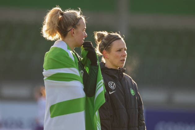 Wolfsburg, Germany 15 February 2026 1 Frauenbundesliga 2025 2026 VfL Wolfsburg vs SGS Essen In the picture from left Lena Lattwein VfL and Svenja Huth VfL disappointed after the draw against SGS Essen in the final round Copyright: HMBxMedia MadeleinexFantini
