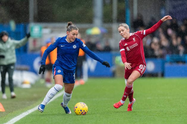 Johanna Rytting Kaneryd of Chelsea takes on Denise O Sullivan of Liverpool during the Women s Super League match between Chelsea Women and Liverpool Women at the Kingsmeadow Stadium, Kingston, England on 15 February 2026. Copyright: xGrantxWinterx 44550093