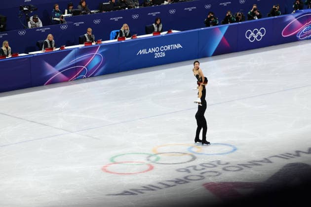 February 15, 2026, Milan, Lombardy, Italy: SUI WENJING and HAN CONG of China skate their short program in the Pairs of the Figure skating, Eiskunstlauf at the Milano Cortina 2026 Winter Olympic Games, Olympische Spiele, Olympia, OS Milan Italy - ZUMAc179 20260215_oly_c179_086 Copyright: xMickaelxChavetx