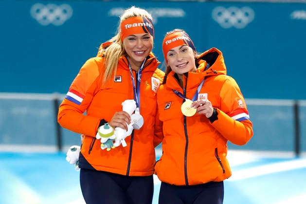The Netherlands gold medalist Femke Kok (R) poses for a photo with teammate, silver medalist, Jutta Leerdam at 2026 Milano Cortina Olympics in Milan Italy on Sunday, February 15, 2026.  OLY20260215311 AARONxJOSEFCZYK
