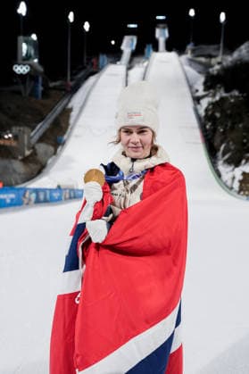 Winter Olympics in Milan Cortina 2026 Val di Fiemme, Italy 20260215. Anna Odine Strom with the gold medal on the podium after jumping the women s large hill in the Predazzo Ski jumping, Skispringen, Ski, nordisch Stadium during the Winter Olympics in Milano Cortina 2026. Photo: Terje Pedersen NTB Val di Fiemme Italy EDITORIAL USE ONLY. RESTRICTED USE FOR BETTING COMPANIES Ref:_SPOGbvN-k6f2w8.jpg *** Winter Olympics in Milan Cortina 2026 Val di Fiemme, Italy 20260215 Anna Odine Strom with the gold medal on the podium after jumping the women s large hill in the Predazzo Ski Jumping Stadium during the Winter Olympics in Milan Cortina 2026 Photo Terje Pedersen NTB Val di Fiemme Italy EDITORIAL USE ONLY RESTRICTED USE FOR BETTING COMPANIES  Copyright: xTerjexPedersenx xNTBx