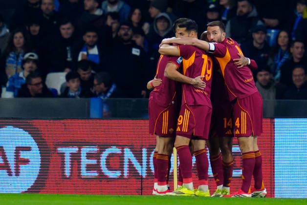SSC Napoli v AS Roma - Serie A Enilive Donyell Malen of AS Roma celebrates after scoring first goal during the serie Serie A Enilive match between SSC Napoli and AS Roma at Stadio Diego Armando Maradona on February 15, 2026 in Naples, Italy Naples Stadio Diego Armando Maradona Naples Italy Copyright: xGiuseppexMaffiax 260215_SerieA_Napoli-Roma_GM_05286