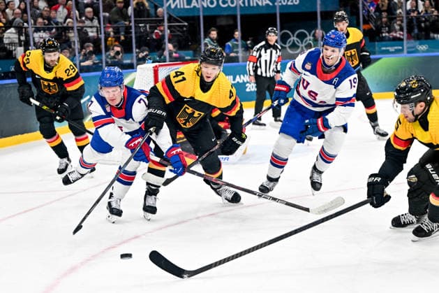 15 02 2026, Milano, Santa Giulia Ice hockey, Eishockey Arena, Winter Olympics: USA - Germany (Ice Hockey), Brady Tkachuk of United States in a battle for the puck with Jonas Muller of Germany Milano Santa Giulia Ice Hockey Arena Lombardy Italy *** 15 02 2026, Milano, Santa Giulia Ice Hockey Arena, Winter Olympics USA Germany Ice Hockey , Brady Tkachuk of United States in a battle for the puck with Jonas Muller of Germany Milano Santa Giulia Ice Hockey Arena Lombardy Italy Copyright: xJustPictures.ch AndreaxBrancax jp-en-AnBr-AB-AAB_663015022026