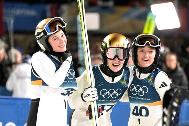Winter Olympics in Milan Cortina 2026 Val di Fiemme, Italy 20260215. The Norwegian women with Anna Odine Strom, SIlje Opseth on the left and Heidi Dyhre Traaserud eagerly await the result during the women s large hill jump in the Predazzo Ski jumping, Skispringen, Ski, nordisch Stadium during the Winter Olympics in Milano Cortina 2026. Photo: Terje Pedersen NTB Val di Fiemme Italy EDITORIAL USE ONLY. RESTRICTED USE FOR BETTING COMPANIES Ref:_SPO4WGGZtKxBeI.jpg *** Winter Olympics in Milan Cortina 2026 Val di Fiemme, Italy 20260215 The Norwegian women with Anna Odine Strom, SIlje Opseth on the left and Heidi Dyhre Traaserud eagerly await the result during the women s large hill jump in the Predazzo Ski Jumping Stadium during the Winter Olympics in Milano Cortina 2026 Photo Terje Pedersen NTB Val di Fiemme Italy EDITORIAL USE ONLY RESTRICTED USE FOR BETTING COMPANIES  Copyright: xTerjexPedersenx xNTBx